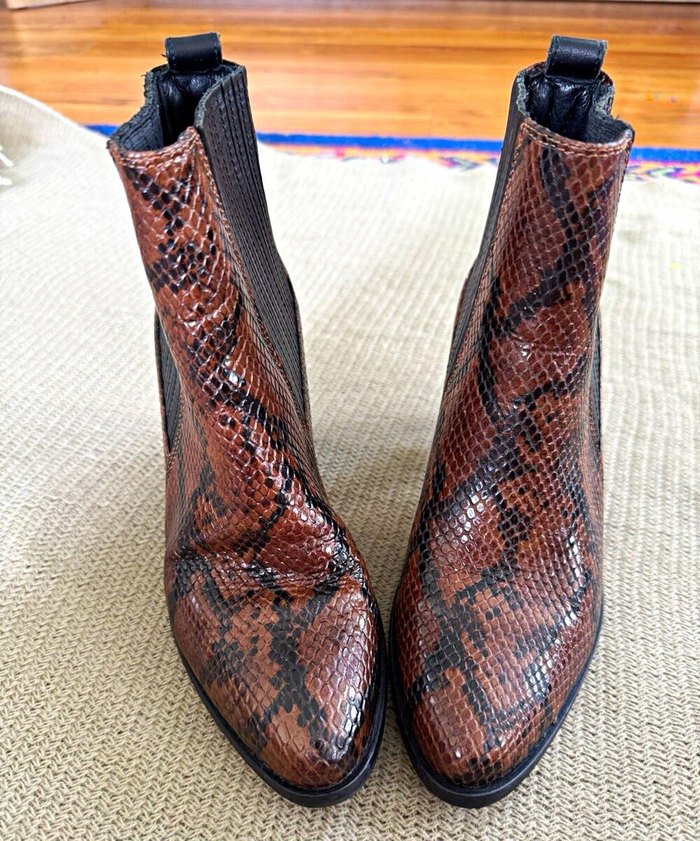 Women's Clarks Brown Snake Skin Leather Chelsea Ankle Boots Pull On US 8 M